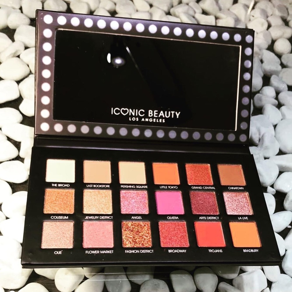 Eyeshadow palette by iconic beauty